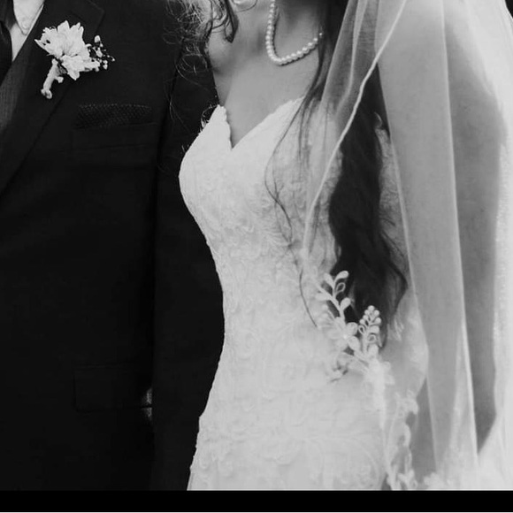 EUC WEDDING DRESS WITH POCKETS - Picture 2 of 9